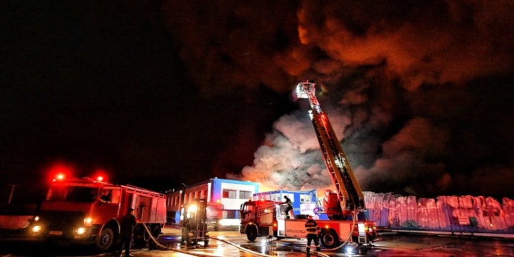 VIDEO UPDATE: La incendiu intervin și două autospeciale de stingere de la SVSU Parța și SVSU Șag. Incendiu de proporții în apropiere de Timișoara, la Frigoglass