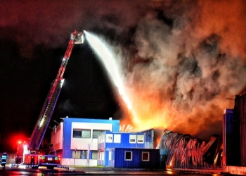 VIDEO UPDATE: La incendiu intervin și două autospeciale de stingere de la SVSU Parța și SVSU Șag. Incendiu de proporții în apropiere de Timișoara, la Frigoglass