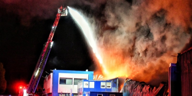 VIDEO UPDATE: La incendiu intervin și două autospeciale de stingere de la SVSU Parța și SVSU Șag. Incendiu de proporții în apropiere de Timișoara, la Frigoglass