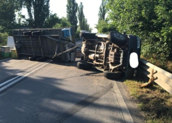 Kilometri de mașini la ieșirea din Șag, după ce o remorcă s-a răsturnat