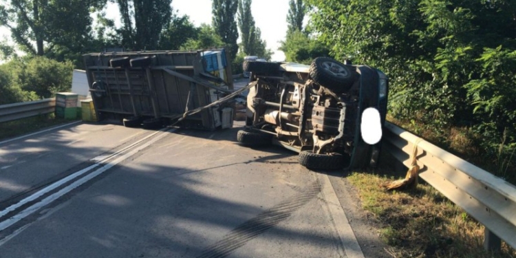 Kilometri de mașini la ieșirea din Șag, după ce o remorcă s-a răsturnat