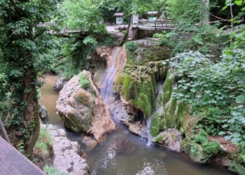 Chiar și prăbușită, cascada Bigăr continuă să atragă sute de turiști, zilnic