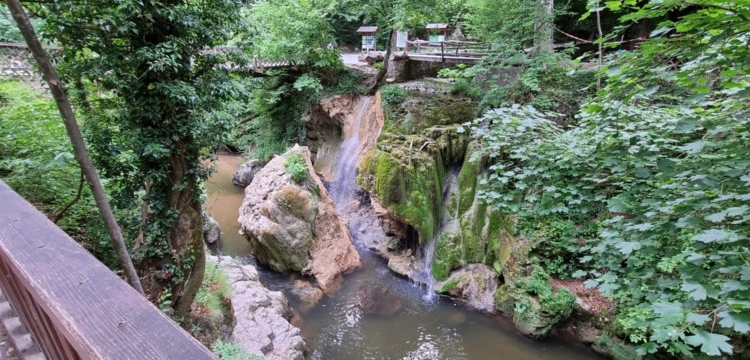 Chiar și prăbușită, cascada Bigăr continuă să atragă sute de turiști, zilnic