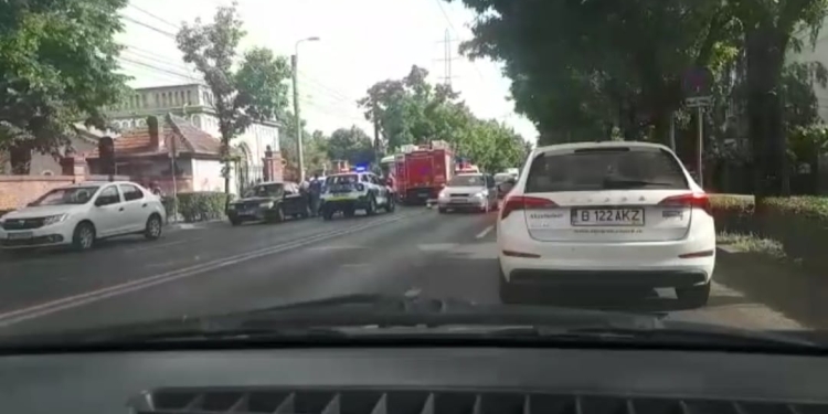 VIDEO! ”Domino” cu 6 mașini și un autobuz, în Timișoara. 12 persoane implicate, dintre care una a ajuns la spital
