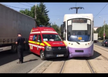 VIDEO Accident între o autospecială SMURD și un tramvai. Trafic îngreunat pe un bulevard principal din Timișoara