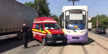 VIDEO Accident între o autospecială SMURD și un tramvai. Trafic îngreunat pe un bulevard principal din Timișoara