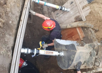 VIDEO Grav accident de muncă. Doi muncitori blocați sub pământ