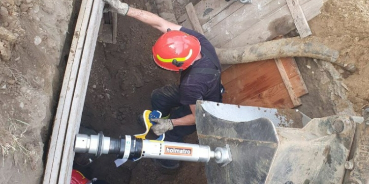 VIDEO Grav accident de muncă. Doi muncitori blocați sub pământ