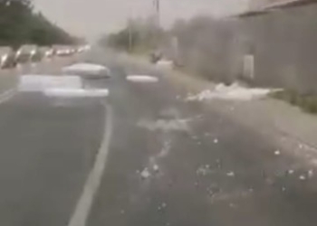 VIDEO Aproape de o tragedie! Materiale de construcții aruncate de vijelie pe șoseaua circulată la intrarea în Giroc