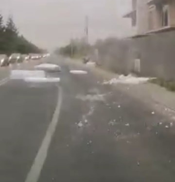 VIDEO Aproape de o tragedie! Materiale de construcții aruncate de vijelie pe șoseaua circulată la intrarea în Giroc