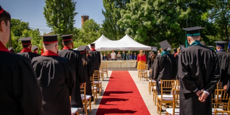 FOTO Emoții și multă bucurie la UAV Arad! Au început festivitățile de absolvire