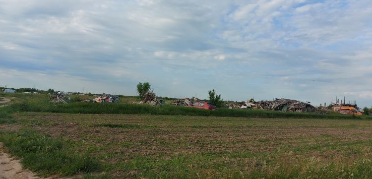 FOTO! EXCLUSIV! Cimitir de mașini în zona Urseni. O companie de curierat a abandonat autoturisme stricate pe câmp