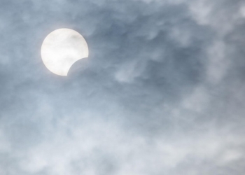 O eclipsă de soare vizibilă parțial și în România va avea loc joi