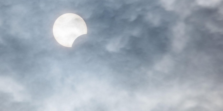 O eclipsă de soare vizibilă parțial și în România va avea loc joi