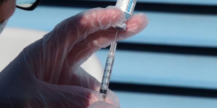 Te-ai vaccinat cu Johnson & Johnson? S-ar putea să ai nevoie de rapel cu Pfizer sau Moderna