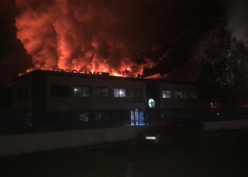 VIDEO UPDATE: La incendiu intervin și două autospeciale de stingere de la SVSU Parța și SVSU Șag. Incendiu de proporții în apropiere de Timișoara, la Frigoglass