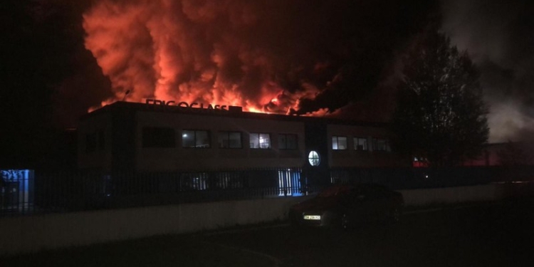 VIDEO UPDATE: La incendiu intervin și două autospeciale de stingere de la SVSU Parța și SVSU Șag. Incendiu de proporții în apropiere de Timișoara, la Frigoglass