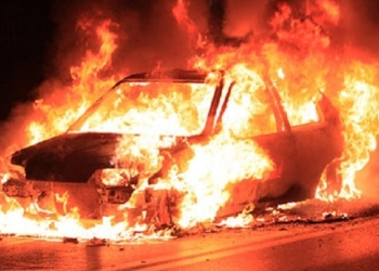 Tineri răniți după ce au sărit dintr-o mașină cuprinsă de flăcări