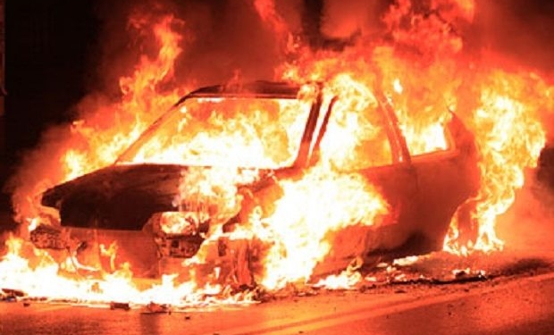 Tineri răniți după ce au sărit dintr-o mașină cuprinsă de flăcări