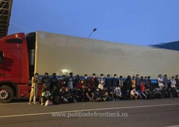 50 migranți au fost găsiți la frontieră în remorca frigorifică a unui camion care transporta oase