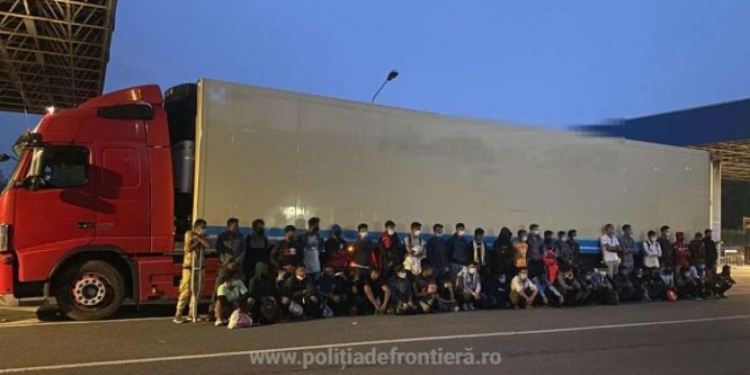50 migranți au fost găsiți la frontieră în remorca frigorifică a unui camion care transporta oase