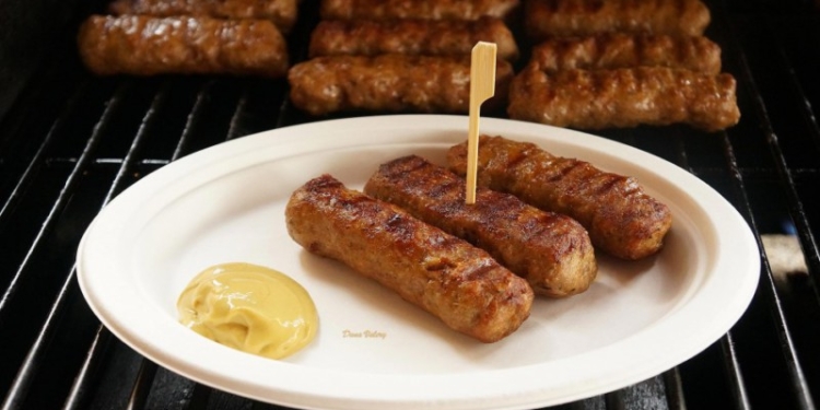 Ca la noi, la nimeni! Pentru fiecare vaccinat, o porție gratis de mici „cu de toate”