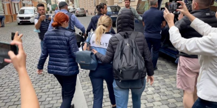 FOTO ”Operațiunea Șpaga”! Toți cei 10 polițiști de la Permise și Înmatriculări Timiș au fost reținuți pentru 24 de ore