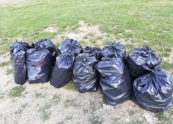 Primarul comunei Victor Vlad Delamarina a înapoiat sacii plini de gunoi ai unui lugojean care îi aruncase la marginea drumului