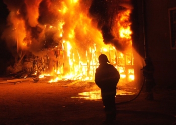 VIDEO Noapte de foc în Timiș. Incendiu la un centru comercial din Sânnicolau Mare