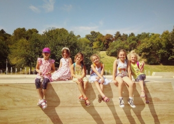 Mai mulți copii din 4 sate din Timiș vor beneficia de amenajarea unor biblioteci speciale, ateliere și școală de vară pentru a fi susținuți la învățătură