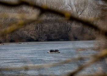 Presiune la granița cu Serbia. Refugiații traversează Dunărea cu bărci pneumatice