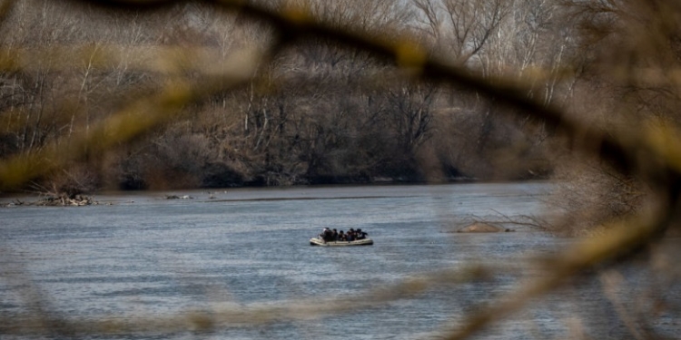 Presiune la granița cu Serbia. Refugiații traversează Dunărea cu bărci pneumatice