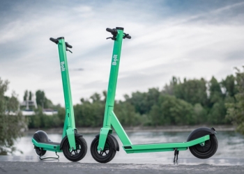 Zeci de trotinete electrice, disponibile pentru plimbare, în Arad