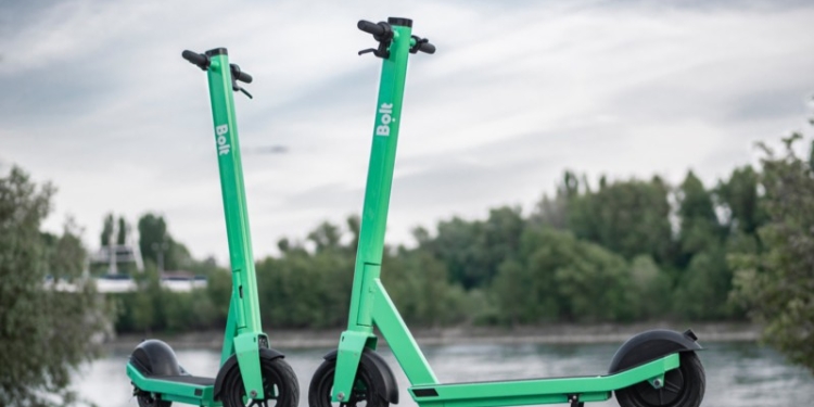 Zeci de trotinete electrice, disponibile pentru plimbare, în Arad