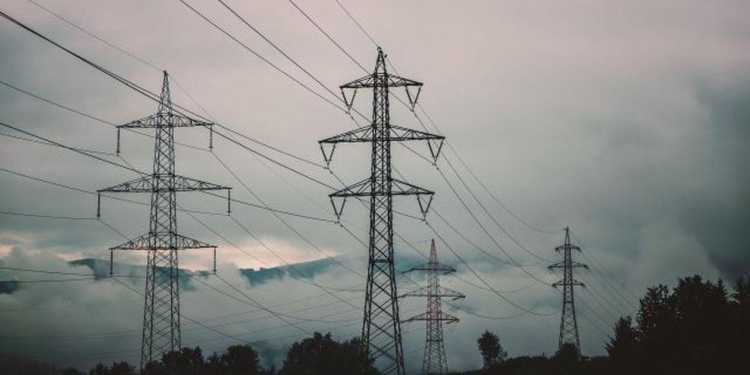 Facturile la energie electrică, uriașe din cauza caniculei. Transelectrica, un nou record de consum