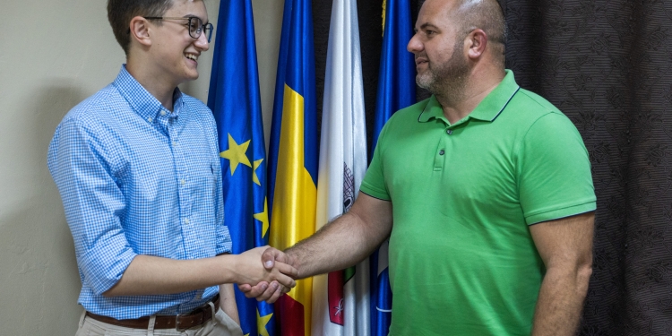 După faptă și răsplată! Elevul strălucit din Moravița pleacă în străinătate pentru un viitor mai bun