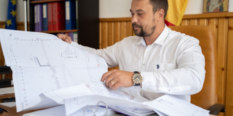 Copiii din comuna Cărpiniș vor putea face sport într-o sală renovată