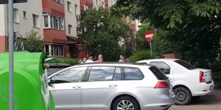 VIDEO Copil bruscat pe stradă de tatăl vitreg, la Timișoara.