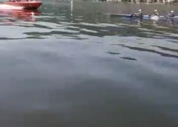 VIDEO. Incident grav pe Dunăre, la Orşova: un caiac în care se aflau 4 sportivi a fost lovit în plin de o barcă