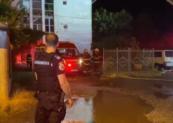 Panică în miez de noapte. Acoperișul unui bloc din Timișoara, lovit de trăznet