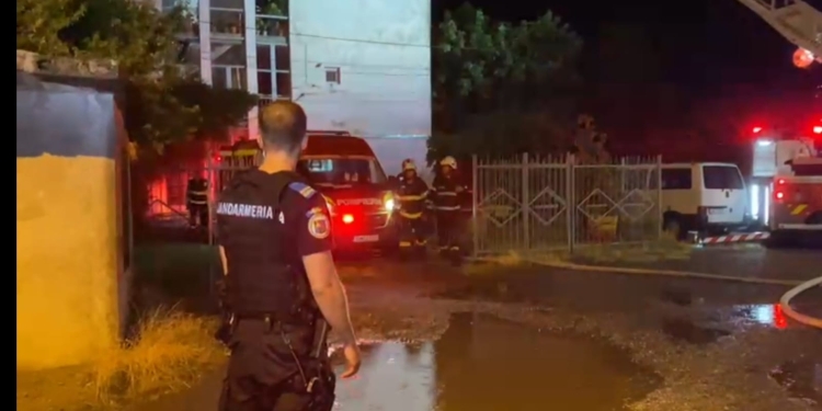 Panică în miez de noapte. Acoperișul unui bloc din Timișoara, lovit de trăznet