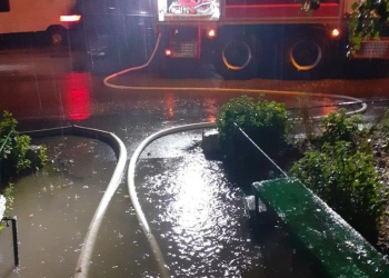 Străzi, curți și locuințe inundate în Timiș. Vezi ce a lăsat în urmă Codul Roșu de inundații