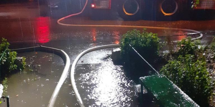 Străzi, curți și locuințe inundate în Timiș. Vezi ce a lăsat în urmă Codul Roșu de inundații