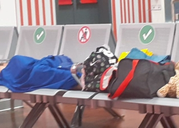 VIDEO Peste 100 de români, majoritatea timișoreni, blocați 14 ore pe aeroportul din Bergamo, Italia