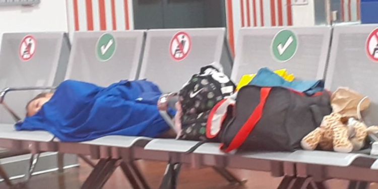 VIDEO Peste 100 de români, majoritatea timișoreni, blocați 14 ore pe aeroportul din Bergamo, Italia