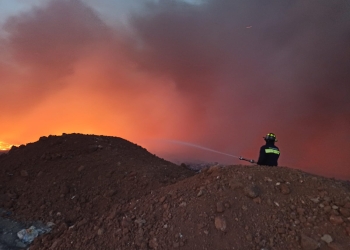 VIDEO. Flăcări uriașe lângă Arad. Arde groapa de gunoi