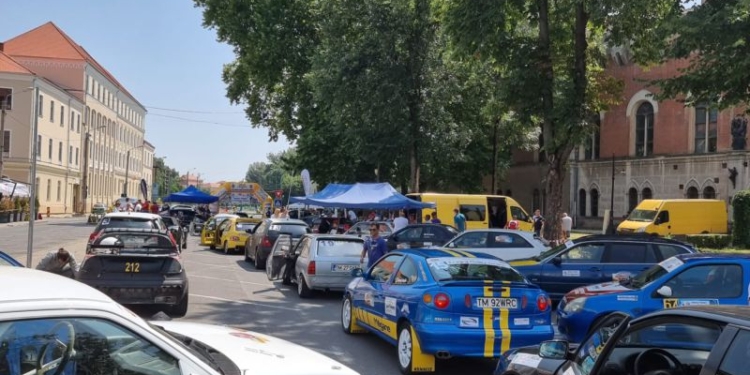 VIDEO Miros de cauciucuri, dâre de fum și zgomot infernal la un concurs de raliuri organizat în centrul orașului, de primăria Timișoara
