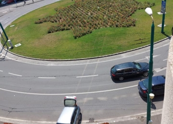 Cu mașina prin mijlocul sensului giratoriu! Imaginea devenită virală vine de la Timișoara