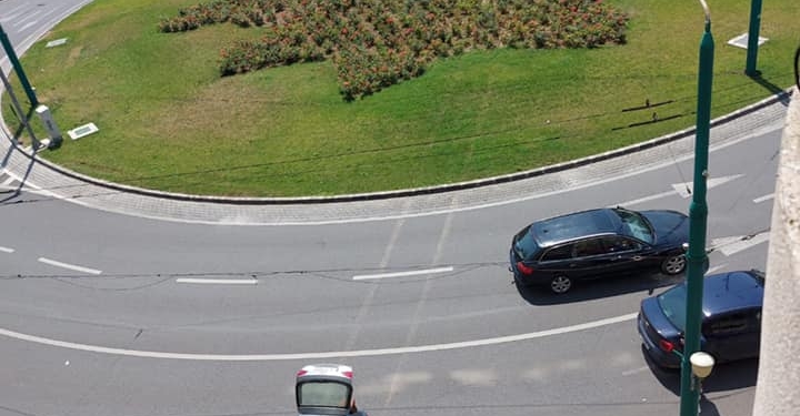 Cu mașina prin mijlocul sensului giratoriu! Imaginea devenită virală vine de la Timișoara