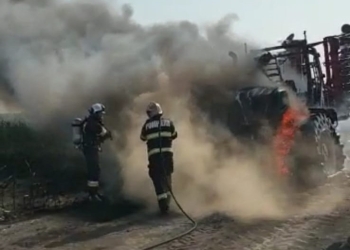 VIDEO. Flăcări și fum! Utilaj agricol, transformat în scrum